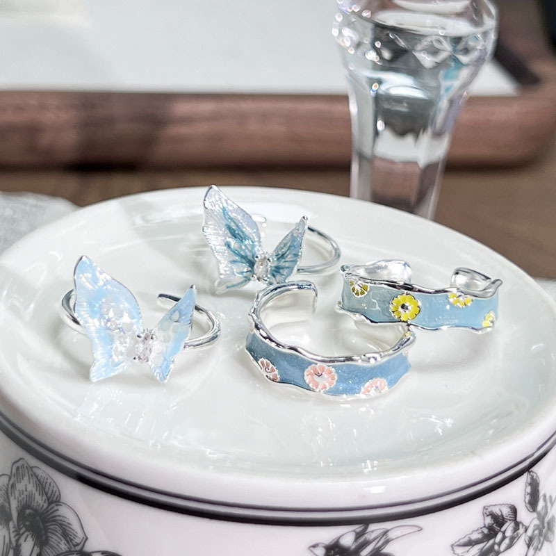 A unique summer new silver-white gradient butterfly ring for women, with a high-end Korean style and a light luxury Daisy index ring full figure