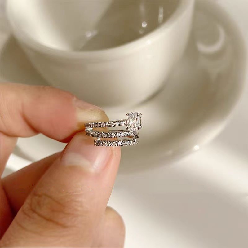 Elegant and light luxury earrings for women, 2025 new trendy ear bone ring, niche design, high-end and simple ear bone clip earrings full figure