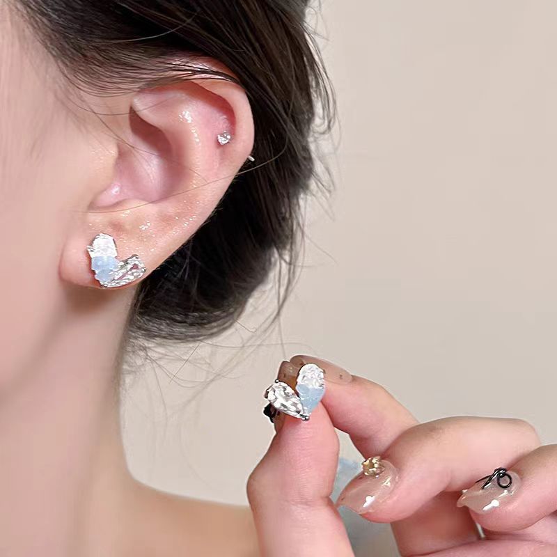 Ice-clear blue crystal heart-shaped stud earrings for women, a light luxury and high-end style, fashionable and cool, exquisite earrings full figure