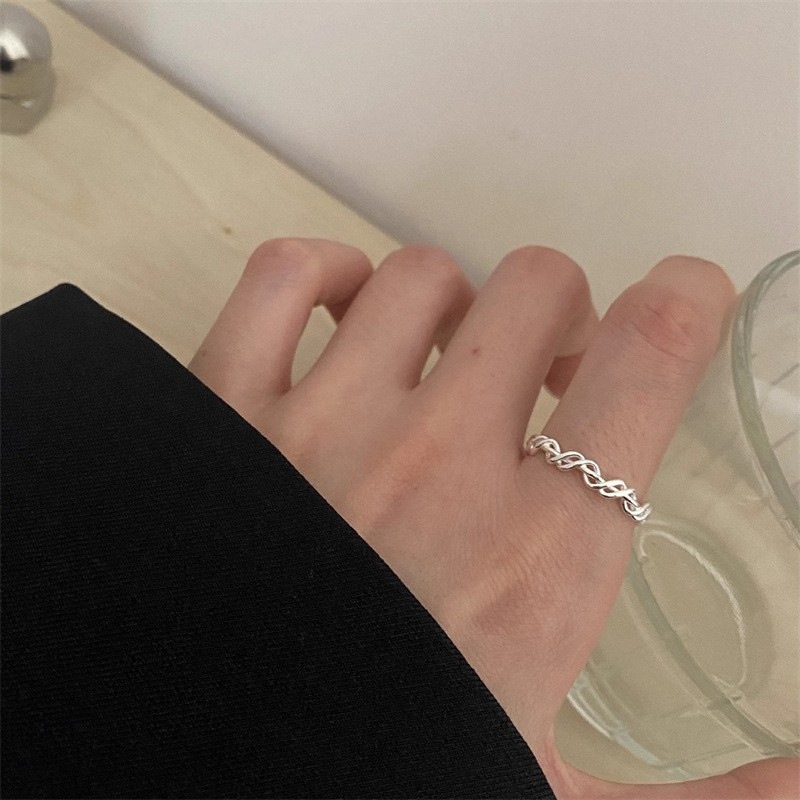 The simple S925 sterling silver plated ring features a cold and aloof design for women, exuding a sense of sophistication. It is an open ring and a versatile daily accessory Application Scenario