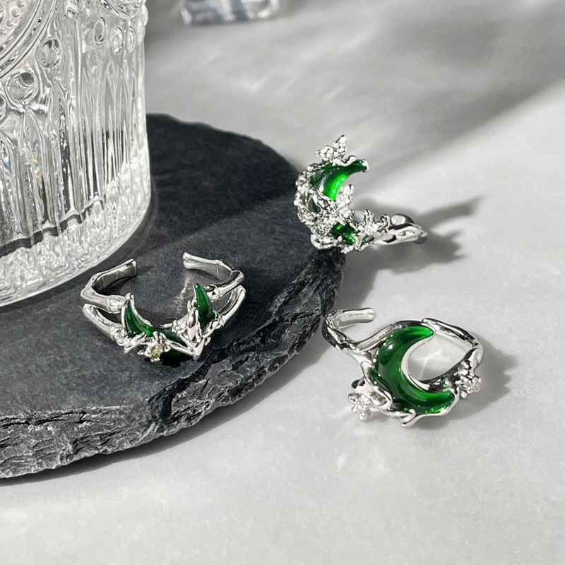 A unique and niche design of a fashionable and cold style index finger ring with thorns entwined around the moon Application Scenario
