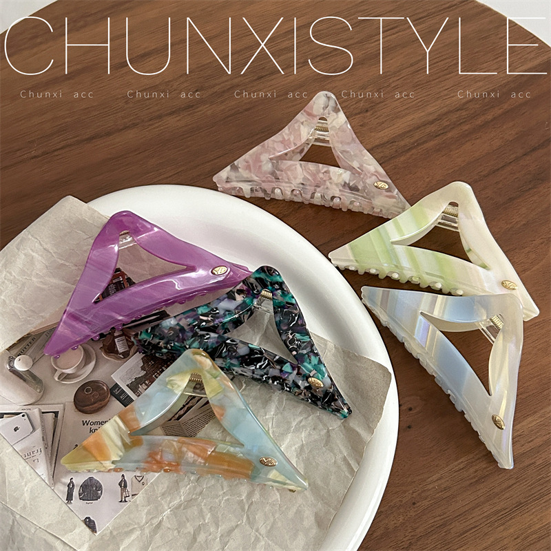 Retro acetate triangular hair clips, large grabbers, simple back head shark clips, updo hair grips, and niche hairpin headwear Specification drawing