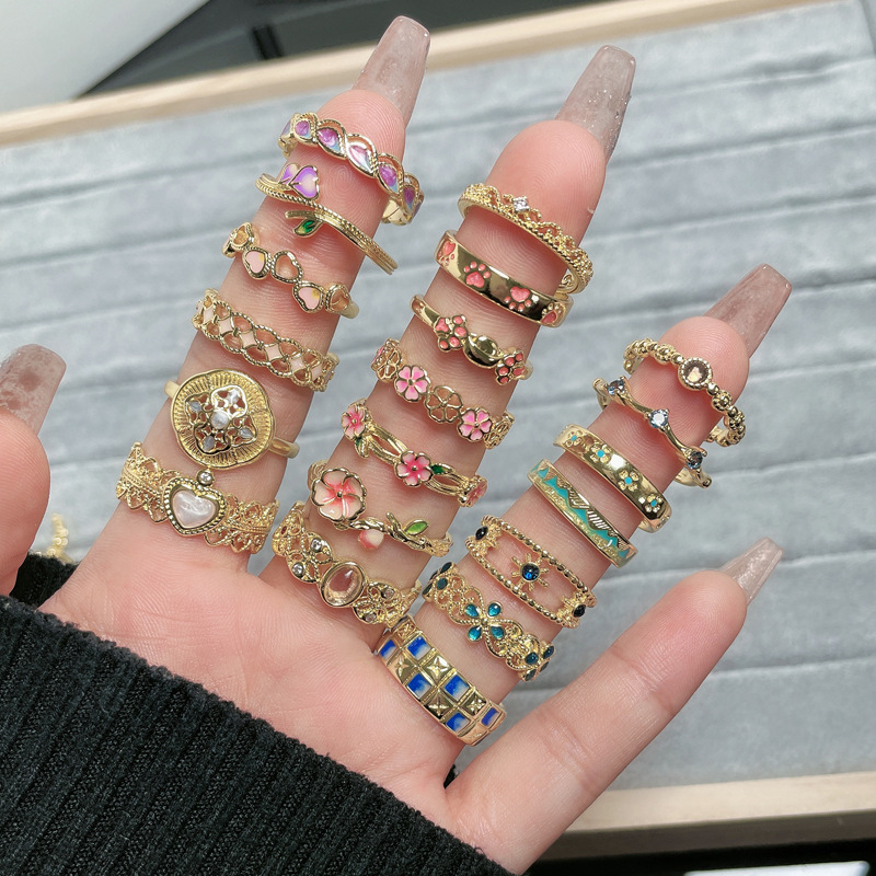 This retro court-style flower ring is fashionable and individual. The opening can be adjusted. It is a niche design and elegant ring Application Scenario