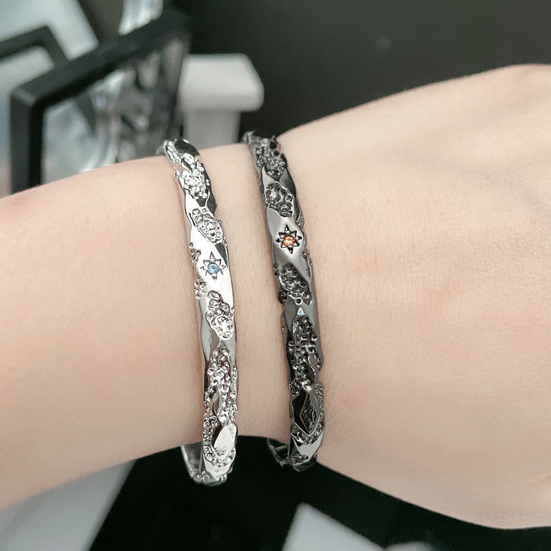 Simple texture, individualistic, trendy and androgynous style bracelet, women's fashion, hip-hop, hot girl, high-end and niche design bracelet accessory Application Scenario