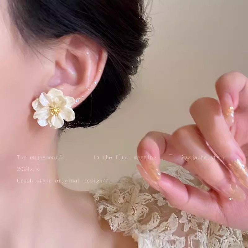 Early spring camellia stud earrings for women, light luxury, versatile and high-end niche earrings, 2025 new retro trendy earrings Specification drawing
