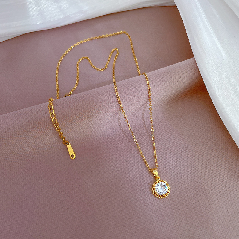 【 Titanium Steel 】 Light luxury, genuine gold, luxurious, hollowed-out zircon necklace, versatile collarbone chain for female Internet celebrities, titanium steel chain Application Scenario