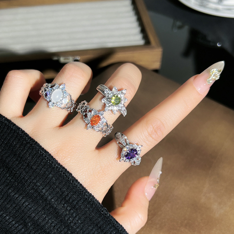 This is a fashionable and high-end olive green diamond ring with a touch of European and American luxury. It is a trendy, simple and exquisite layering index finger ring for women details Picture