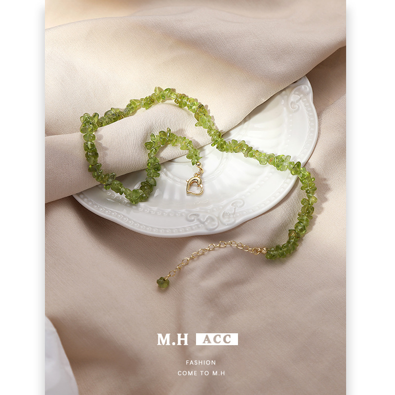 Summer green stone necklace for women wholesale, light luxury, unique and distinctive collarbone chain, high-quality retro spice girl necklace Application Scenario