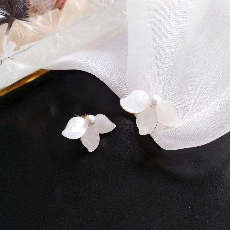 2025 New summer white petal stud earrings for women, sweet and simple flower earrings, niche design sense ear clips and earrings Specification drawing