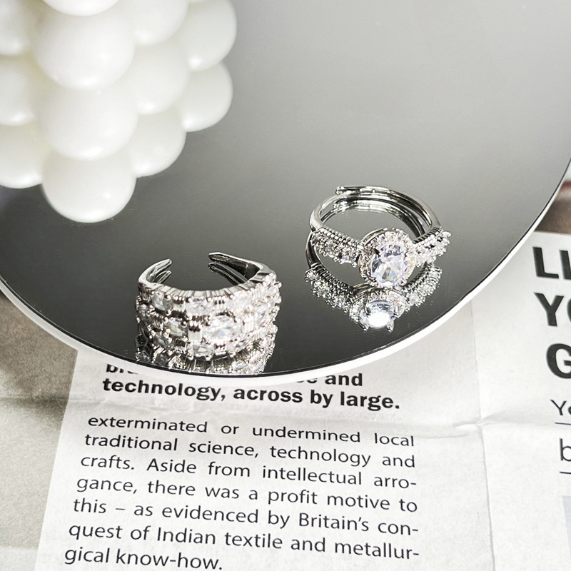 A new, elegant and fashionable index finger ring with a mid-style slightly inlaid zircon row diamond details Picture