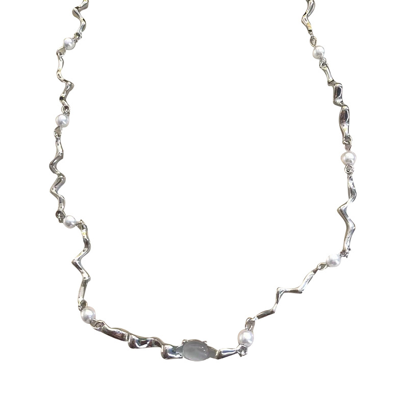 Light luxury, niche, sweet and cool pearl and water diamond necklace with Instagram design, irregular twisted necklace, 2023 new style Item Picture
