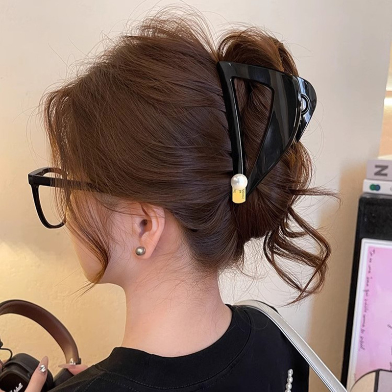Triangular gold label pearl claw clip for women with a high-end feel 2025 new style of back head updo shark clip hair clip headwear Specification drawing