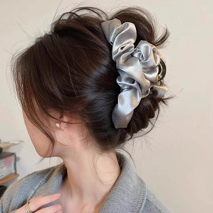 High-end satin large scratch-clip women's 2025 new light luxury pleated head clip shark clip headwear hairpin Application Scenario