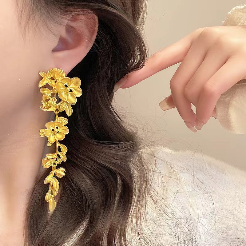 Golden flower tassel earrings, a new Chinese-style high-end and exaggerated style, are perfect for brides with round and square faces. This is a new type of earrings details Picture