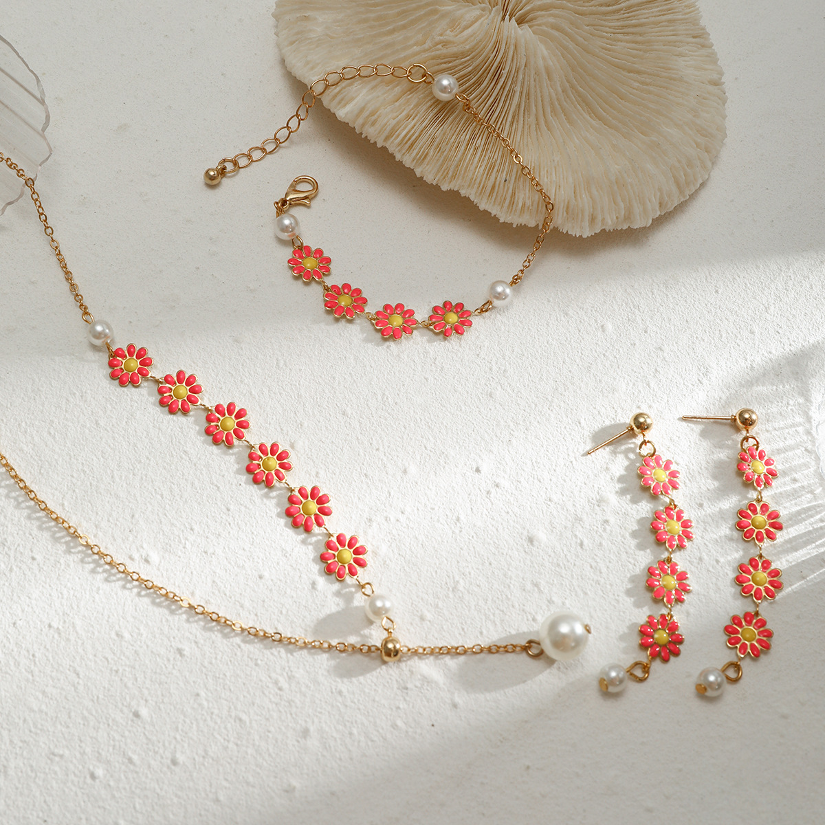 A simple and fresh floral collarbone chain from Europe and America, a versatile dopamine and niche Daisy necklace for women Application Scenario