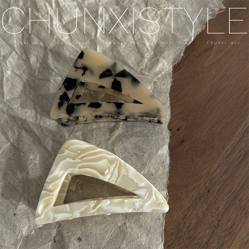 French retro high-end acetate hollowed-out, Korean and Japanese style large triangular gripper, elegant hair clip, gripper, shark clip details Picture