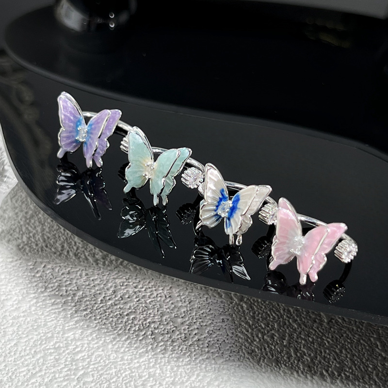 The new autumn and winter collection features a dreamy and sweet gradient butterfly opening ring with a unique and niche design for women. It is exquisite and fashionable details Picture