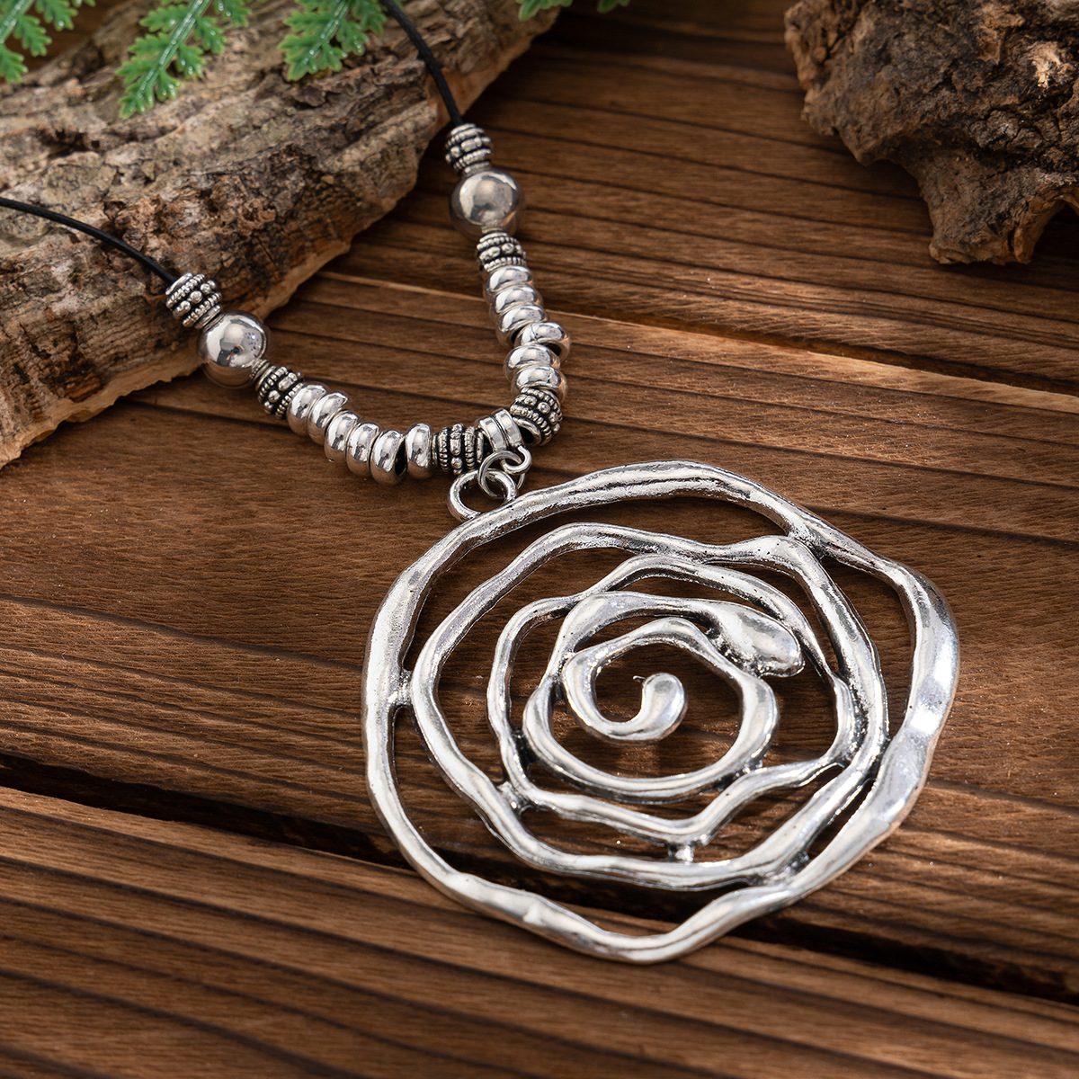 European and American cross-border jewelry, personalized style pointed corner leather wax thread necklace set, niche geometric alloy collarbone chain Application Scenario