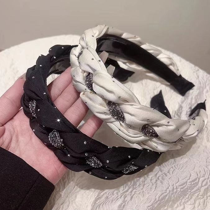 High-end and exquisite high top hairband for women, a new trendy style with braided hair, rhinestone, anti-slip teeth, and a hair clip Application Scenario
