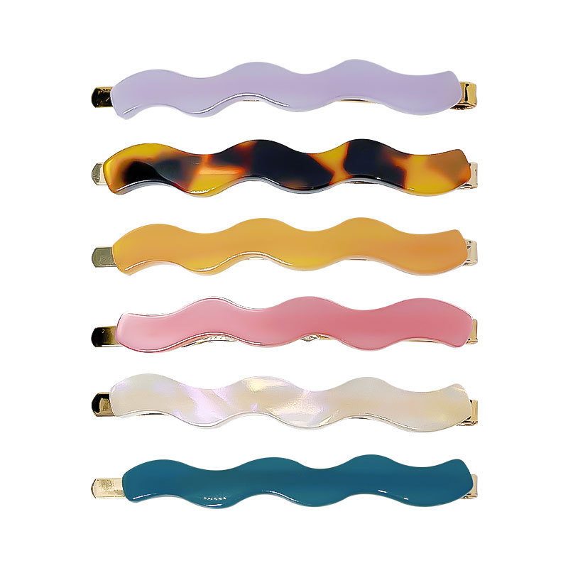 This is a simple and practical acetate wavy hair clip with a side-swept bangs for a young girl. It is also a simple and practical setting clip Item Picture