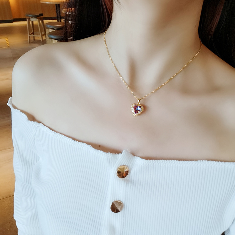 Korean version Ocean Heart necklace, versatile for women with zircon heart pendant, 2024 new trendy titanium steel necklace wholesale Application Scenario