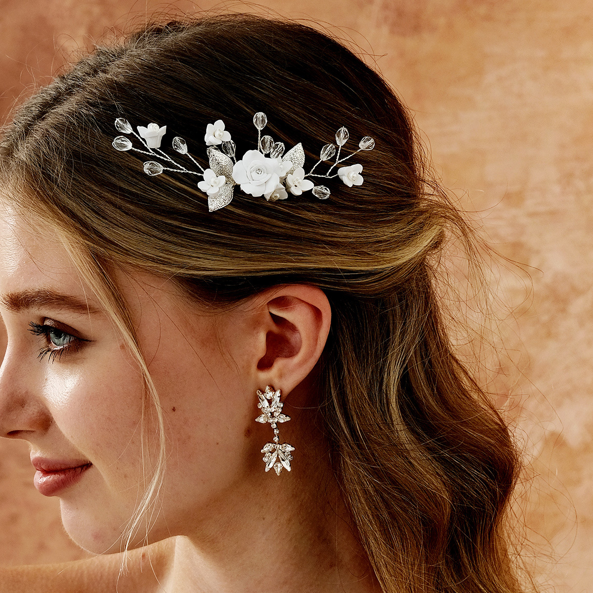 A new Korean version of white soft terracotta flower bridal comb, hand-inlaid diamond crystal flower hair comb, side comb wedding headwear full figure