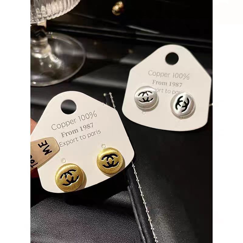 "Little Xiangfeng stud earrings!" High-end, light luxury letter earrings, a unique design for women, versatile and simple round earrings, a new style Specification drawing