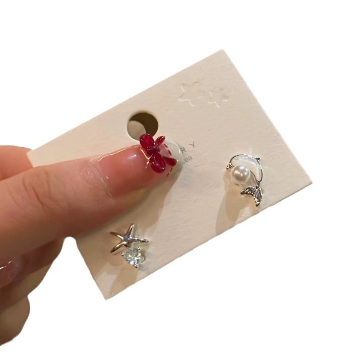 Exquisite and compact, with pearl conch stud earrings attached at the back, a new style for women in 2025, featuring a unique, light luxury and versatile everyday earrings Item Picture