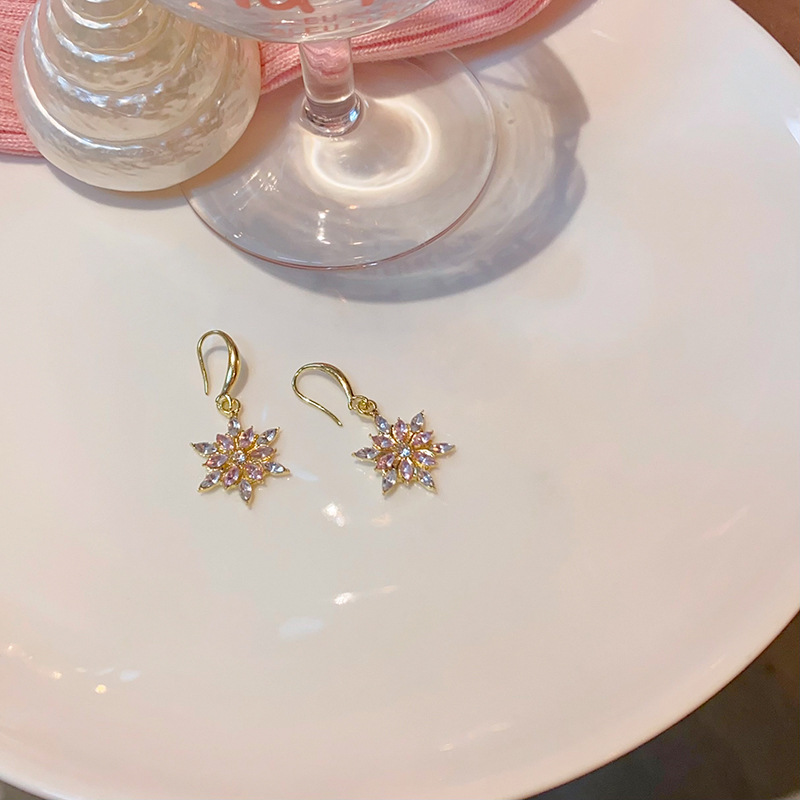 Korean diamond-encrusted snowflake pendant earrings, women's autumn and winter collection, elegant and high-end style, stud earrings, best-selling internet-famous earrings wholesale Specification drawing