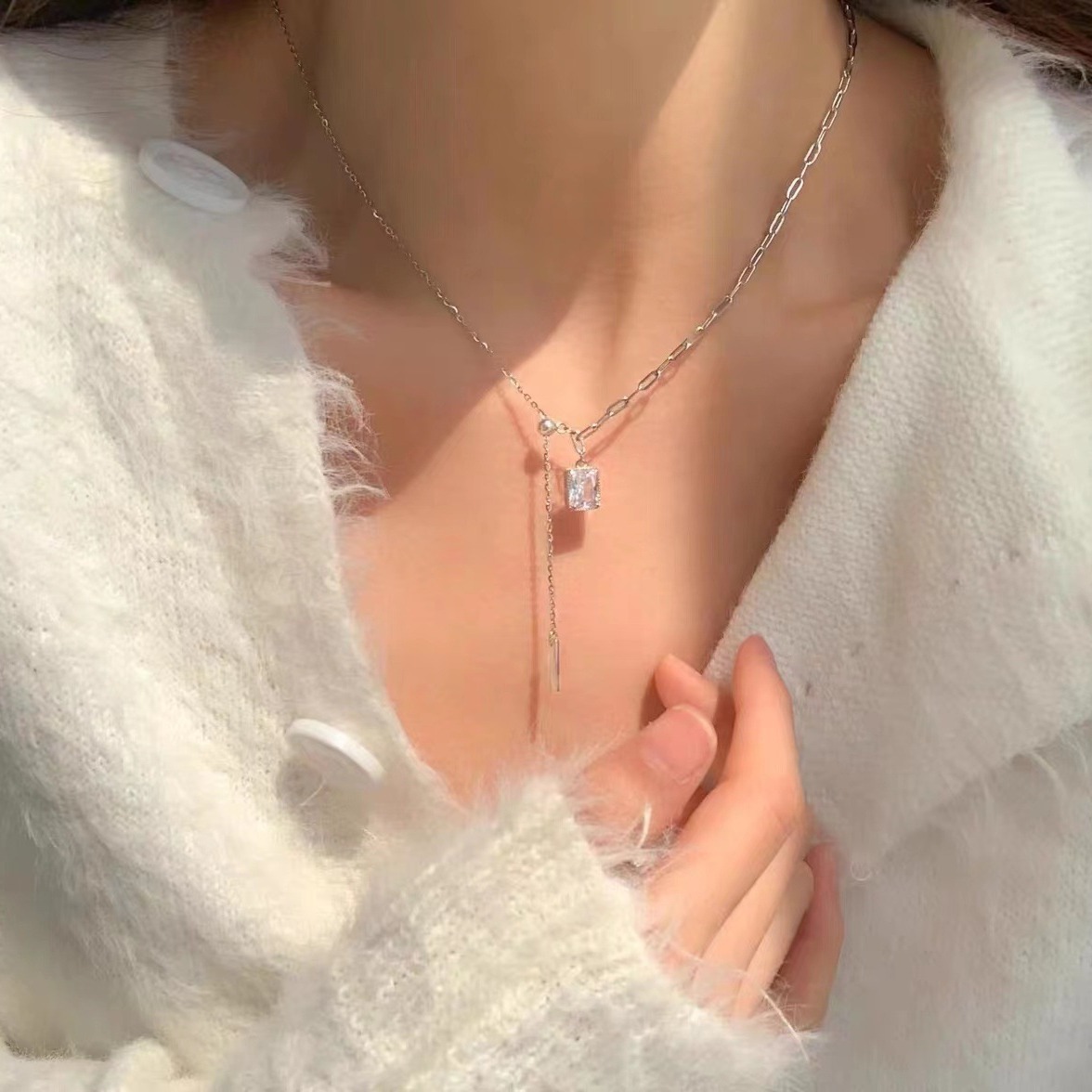 Geometric Zircon necklace for women, with a unique design sense, light luxury and simple style. 2023 new collarbone chain gift full figure