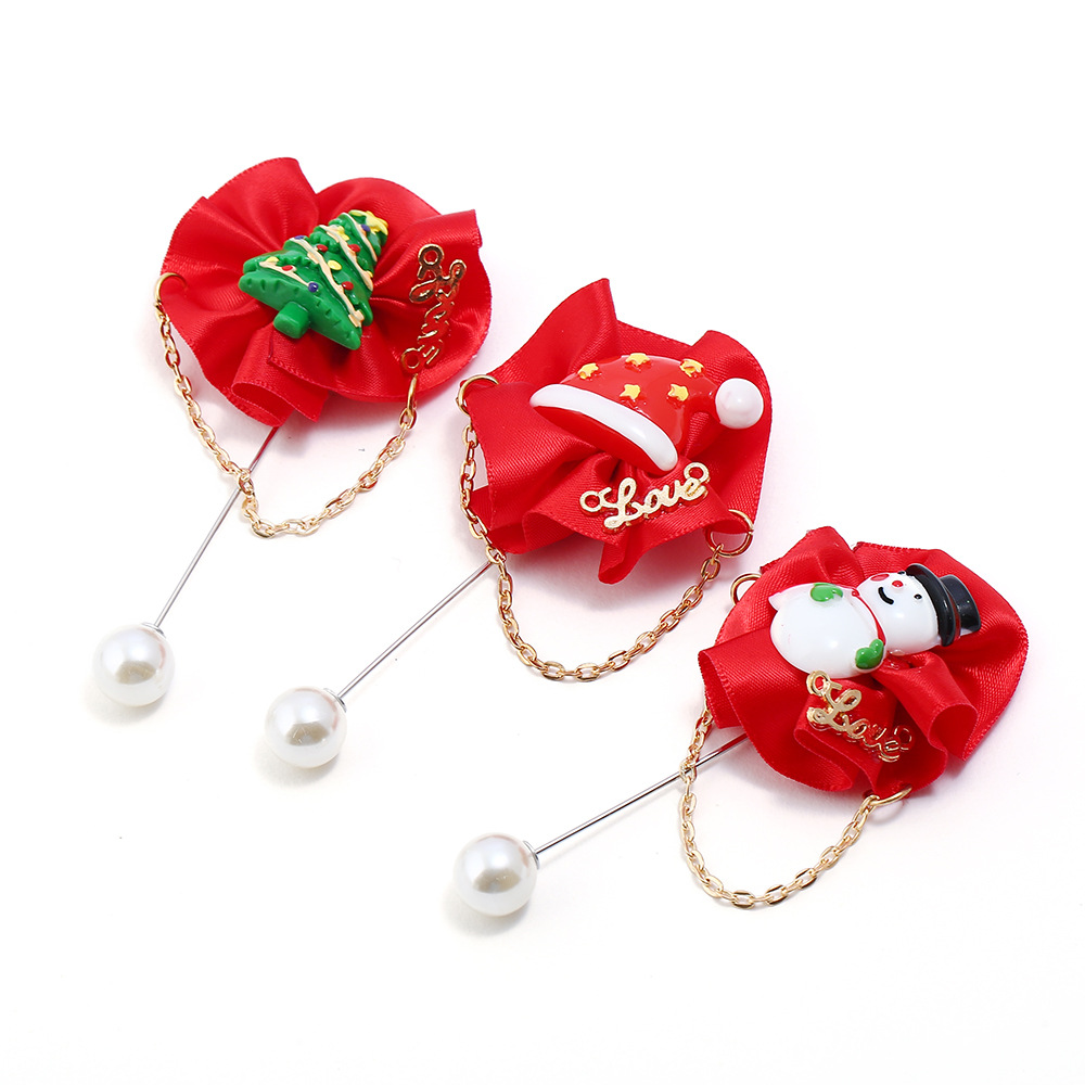 Korean version cute Santa Claus fabric brooch, simple and elegant one-shoulder pearl sweater accessory, suitable for both men and women details Picture