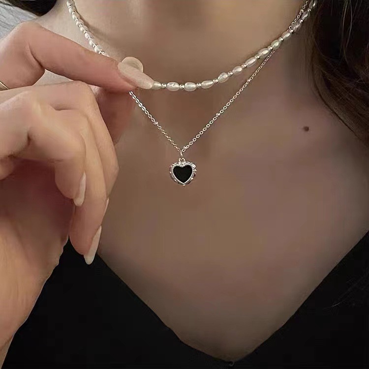 A new double-layer black heart-shaped pearl necklace from South Korea, detachable, retro Hong Kong-style fashionable neckchain and collarbone chain full figure