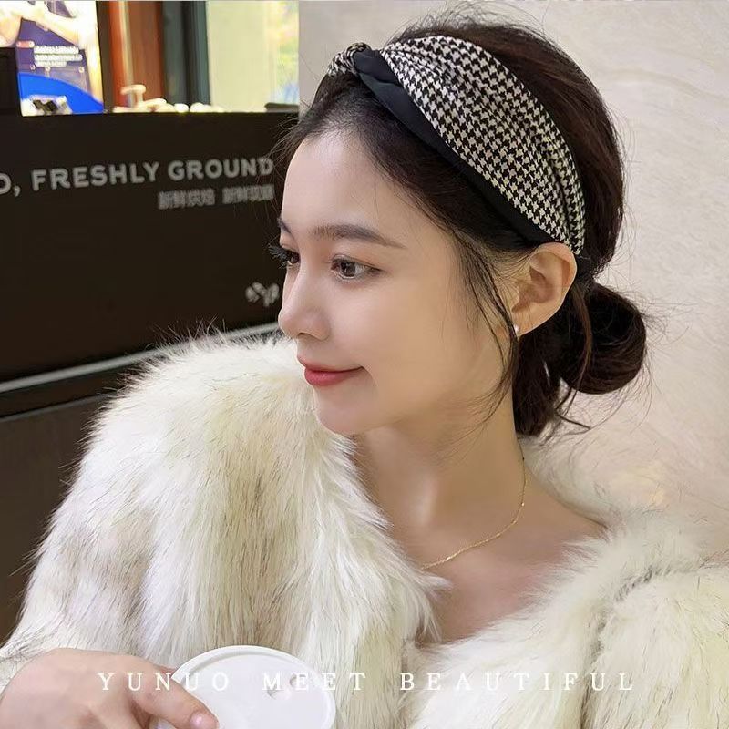 The new autumn and winter trendy thousand-bird checkered satin pressor hair band, high-end wide-edge headband, high top of the head, facial highlighting, small hairpin for women details Picture