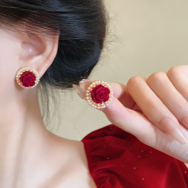 Ankela Red velvet rose flower earrings, pearl stud earrings, unique feminine charm, elegant design sense, autumn and winter earrings details Picture