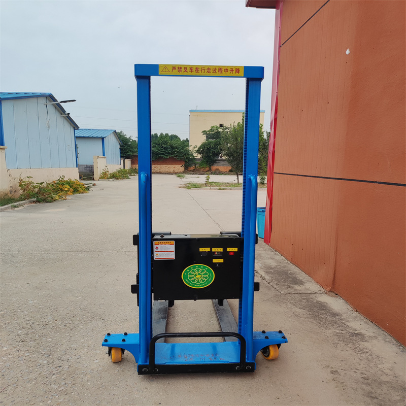 Electric remote-controlled lift hydraulic stacker, portable warehouse loading and unloading forklift full figure