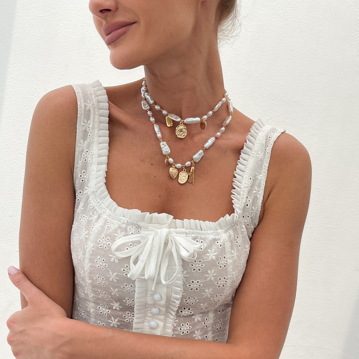 European and American cross-border jewelry design sense, irregular-shaped pearl cross chain necklace, layered heart-shaped metal pendant necklace for women Specification drawing