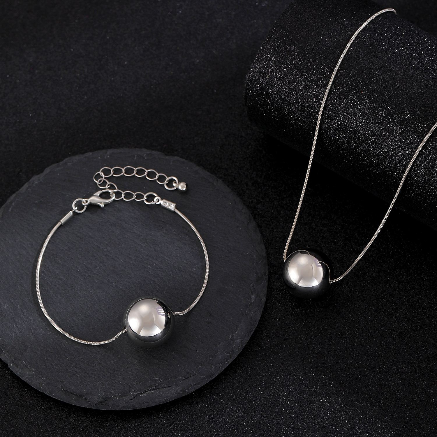 Cross-border jewelry, light luxury and niche design, round bead snake bone chain necklace, collarbone chain, punk ball bracelet jewelry set for women Application Scenario