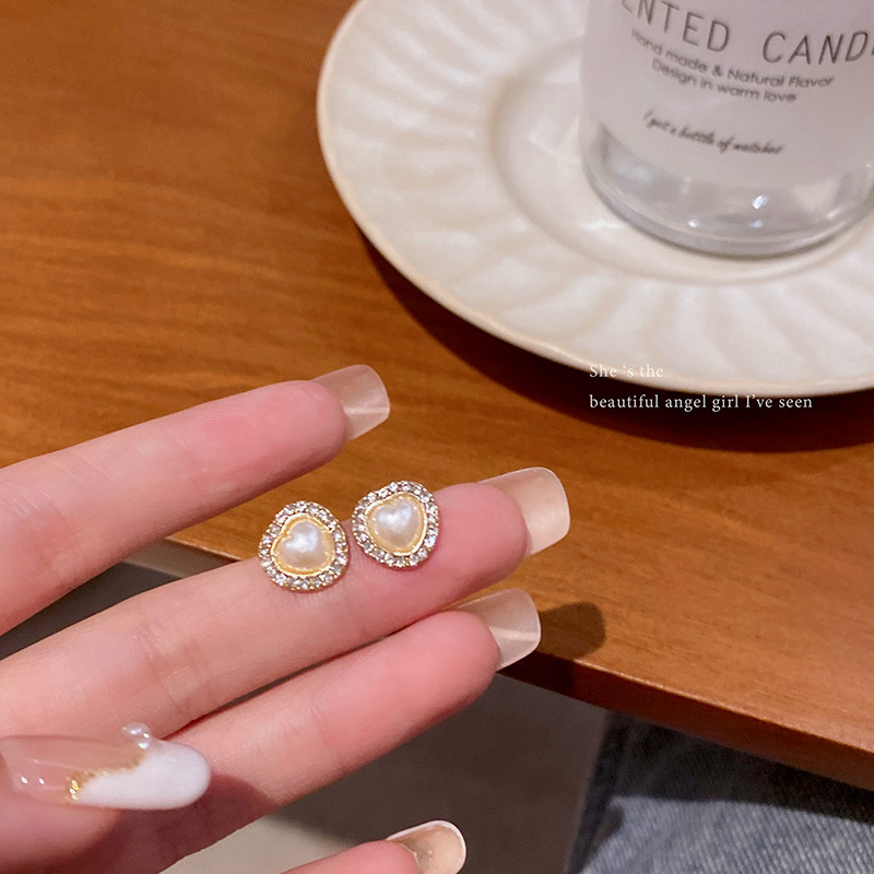 S925 silver needle exquisite micro-inset heart-shaped pearl earrings, fashionable, small and versatile stud earrings, stylish and internet-famous earrings wholesale full figure