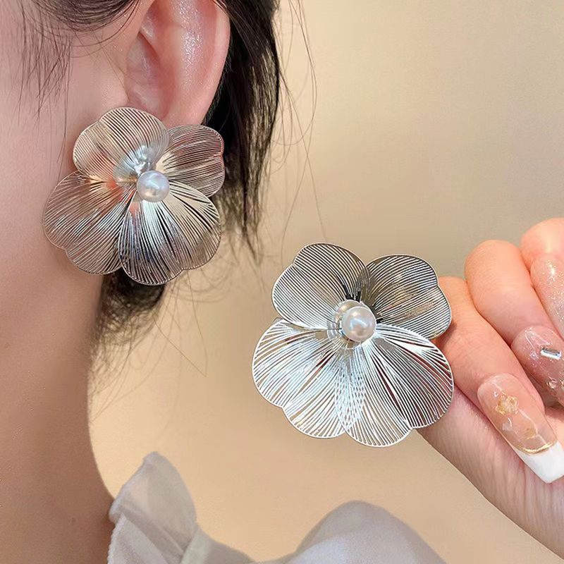 Exaggerated and unique floral pearl stud earrings for women, light luxury and niche design sense earrings, versatile and elegant, exquisite and fashionable earrings details Picture