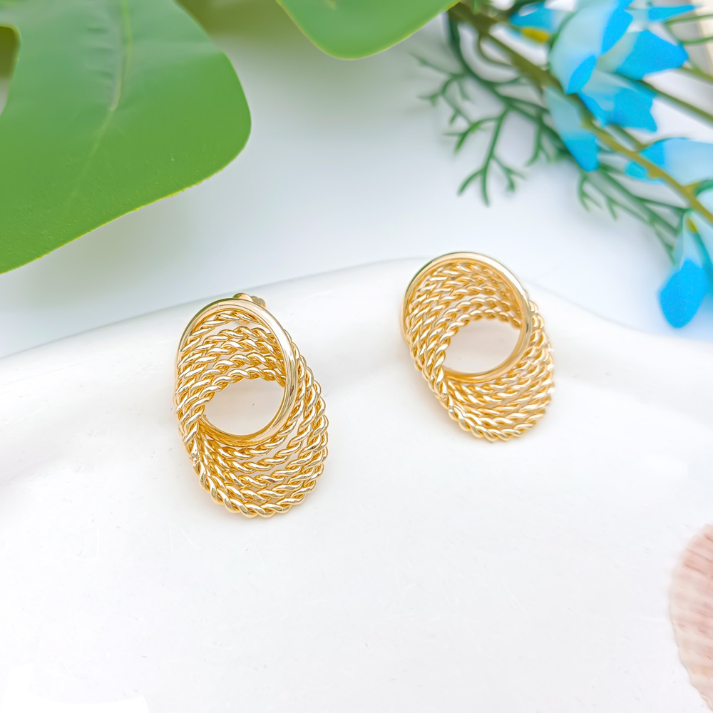 Cross-border geometric twist earrings for women, light luxury, high-end and versatile circle earrings, European and American style design sense ear needles and earrings Application Scenario