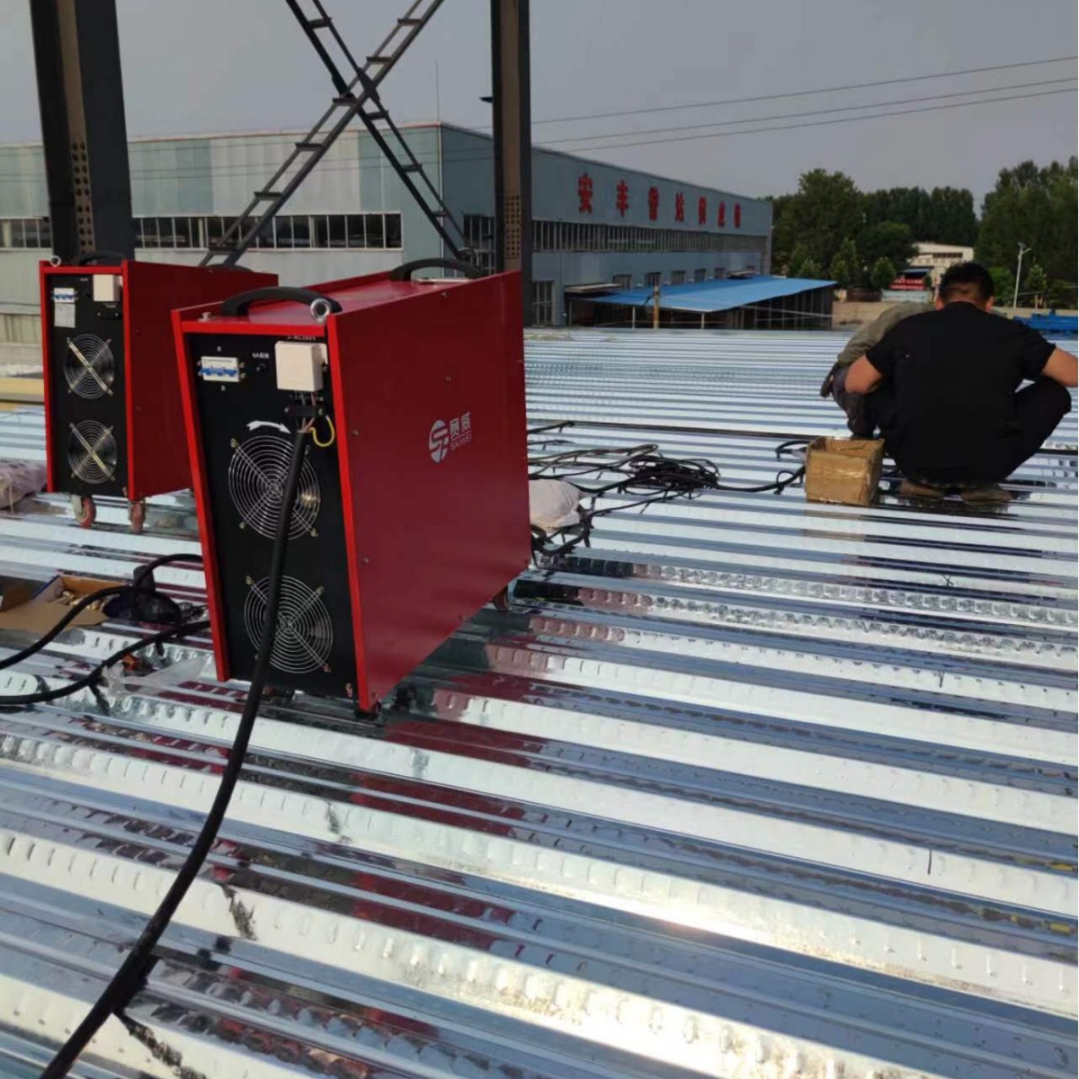 The RSN-2500 industrial arc type inverter stud welding machine and the shear stud machine for steel structures are in stock full figure