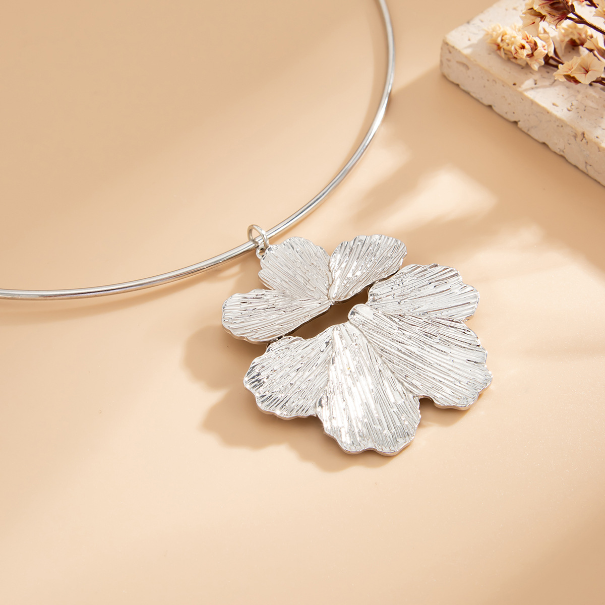 European and American cross-border jewelry ins exaggerated metal hammered flower collar simple texture pleated pendant necklace Application Scenario