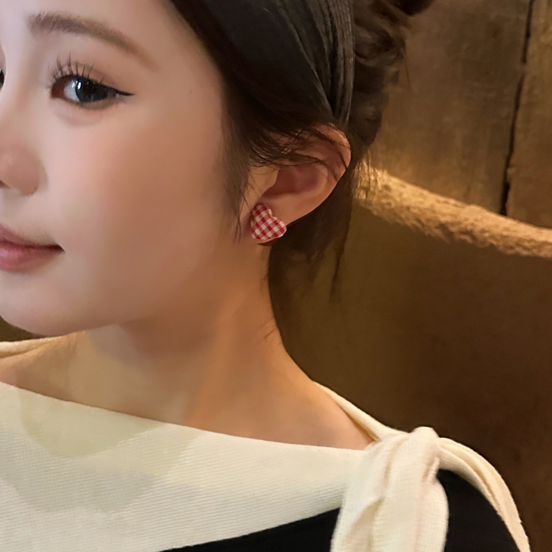 The new autumn and winter Ankela red checkered heart-shaped fabric earrings, with two pairs of earrings in front and back, exude a light luxury and high-end feel. The stud earrings are perfect for women details Picture