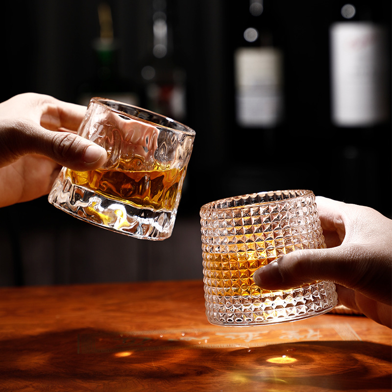 Creative unbreakable whisky wine glass, spirits shaker cup, personalized cocktail cup, stress-relieving rotating glass Application Scenario
