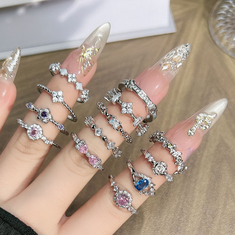 A simple, fine-ring, personalized open ring for cross-border travel between Japan and South Korea, with a geometric, light luxury and high-end feel. A fashionable four-leaf clover ring with a slight inlay full figure