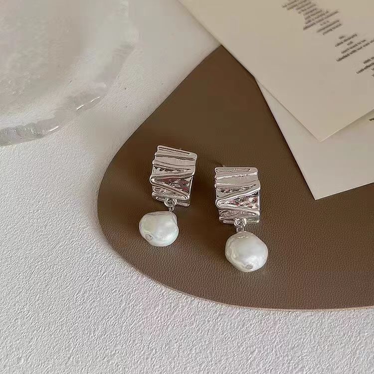 Textured pearl earrings for women, simple, fashionable, individual and elegant. S925 stud earrings, versatile and elegant earrings Application Scenario