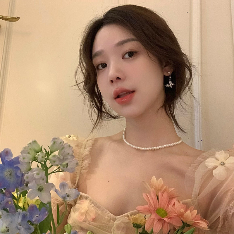The super ethereal butterfly tassel earrings exude a light luxury, exquisite and high-end feel for women. The versatile zircon stud earrings are best-selling internet-famous earrings Application Scenario