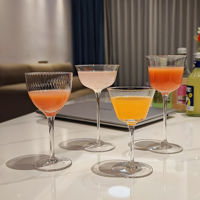 Crystal glass chicken-tail glass, Martini glass, cocktail glass, bar glass, Martini glass, highball glass full figure