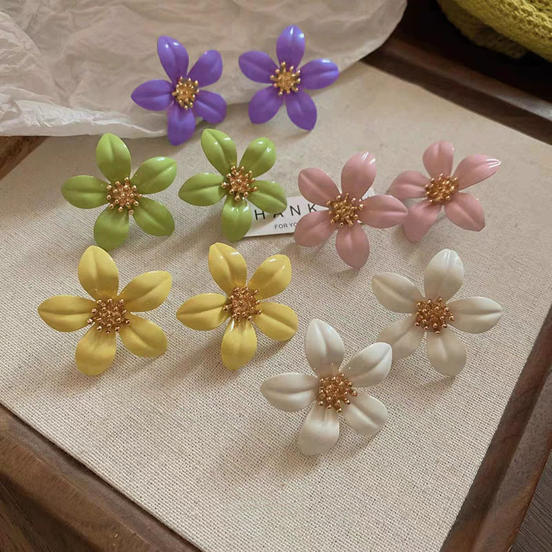The new spring and summer floral earrings with a female forest theme, dopamine, and a sweet and girlish charm, are fashionable and fresh. They are best-selling ear studs and earrings details Picture