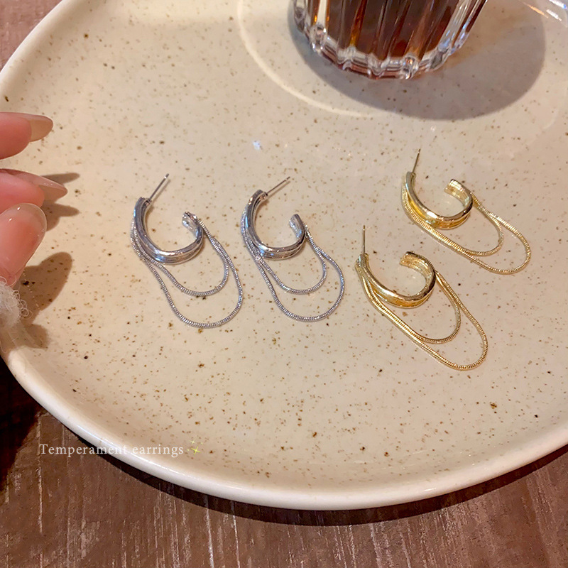 Metallic and elegant Su earrings, women's light luxury and high-end style, exaggerated stud earrings, new trendy and best-selling earrings in 2025 Application Scenario